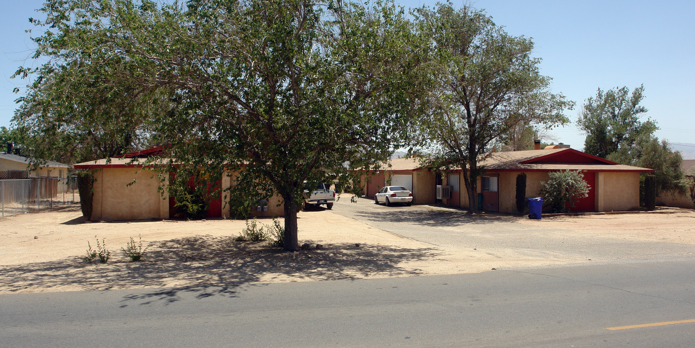 15783 Rancherias Rd in Apple Valley, CA - Foto de edificio