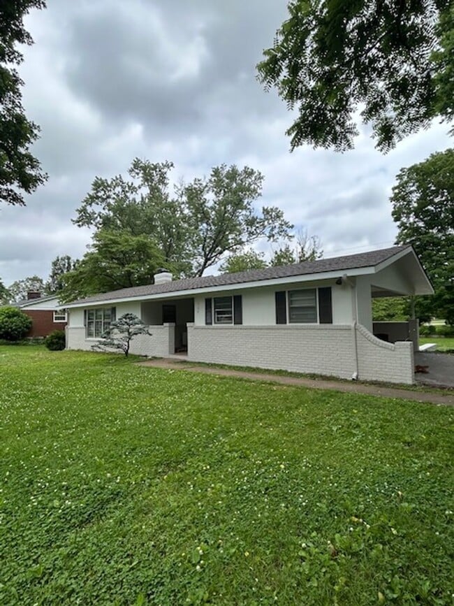 property at 724 Hampton Dr
