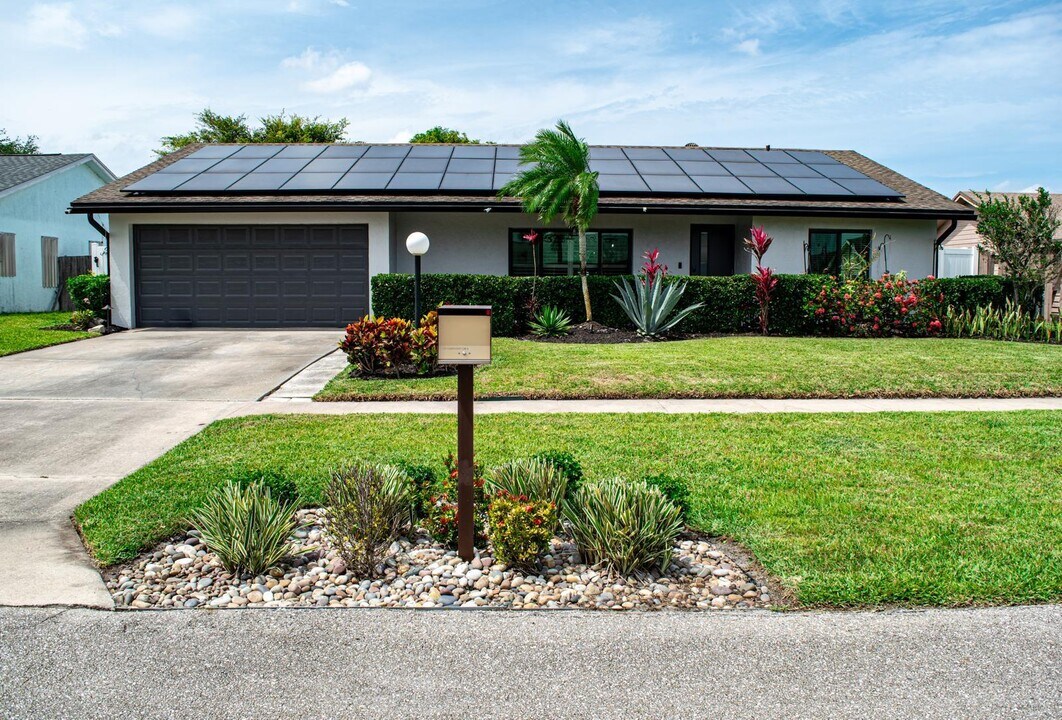 5432 Sandhurst Cir S in Greenacres, FL - Building Photo