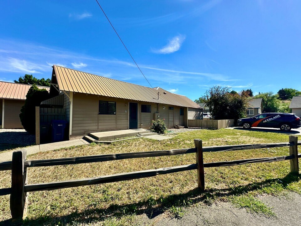1204 N Brooklane St in Ellensburg, WA - Building Photo
