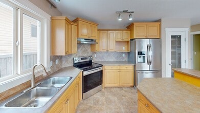 9301 Lakeland Dr in Grande Prairie, AB - Building Photo - Building Photo