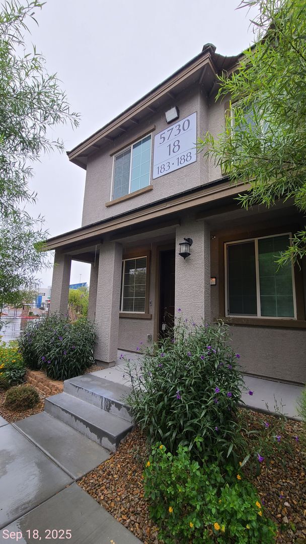 5730 Sky Pointe Dr in Las Vegas, NV - Building Photo - Building Photo