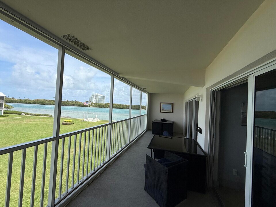 100 Waterway Rd in Tequesta, FL - Building Photo