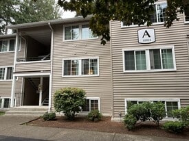 10004 NE 120th Ln in Kirkland, WA - Building Photo
