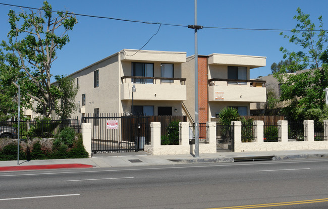 6911 Woodley Ave in Van Nuys, CA - Foto de edificio - Building Photo