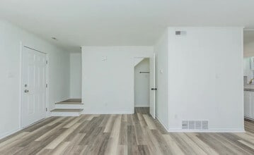 Room in Townhome on Greenbriar Rd in Greensboro, NC - Building Photo - Building Photo