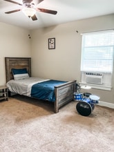 2410 Salamanca St in Navarre, FL - Foto de edificio - Building Photo