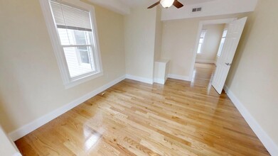 25 MacArthur St, Unit 2 in Somerville, MA - Foto de edificio - Building Photo