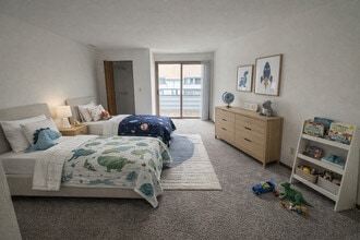 Presidio Square Apartments in Milwaukee, WI - Building Photo - Building Photo