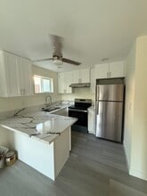 18633 Community St, Unit Junior ADU in Northridge, CA - Foto de edificio - Building Photo