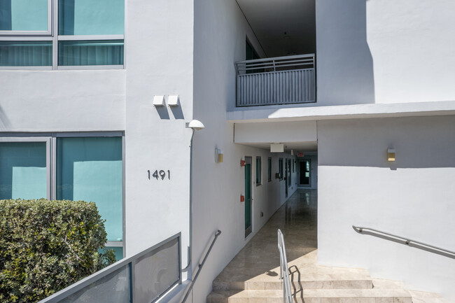 Bay-Front Apartment Complex in Miami Beach, FL - Building Photo - Building Photo