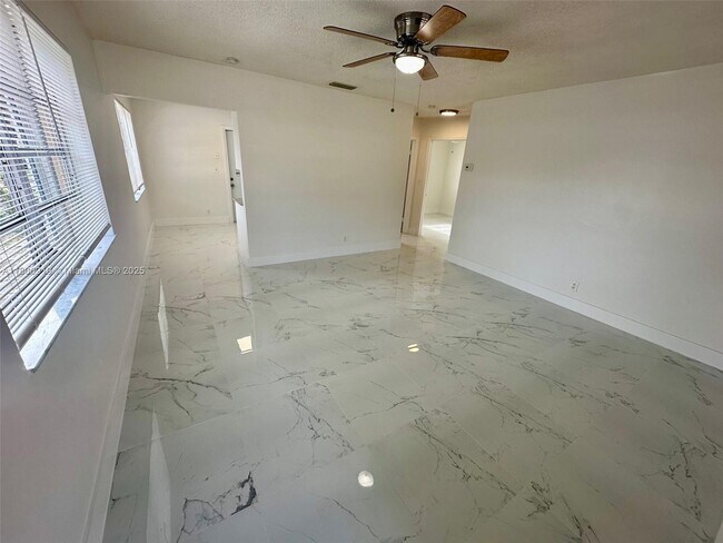 5827 Buchanan St in Hollywood, FL - Foto de edificio - Building Photo