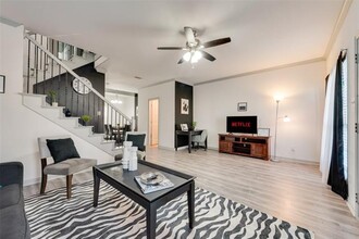 2372 Calendar Ct in Grand Prairie, TX - Foto de edificio - Building Photo