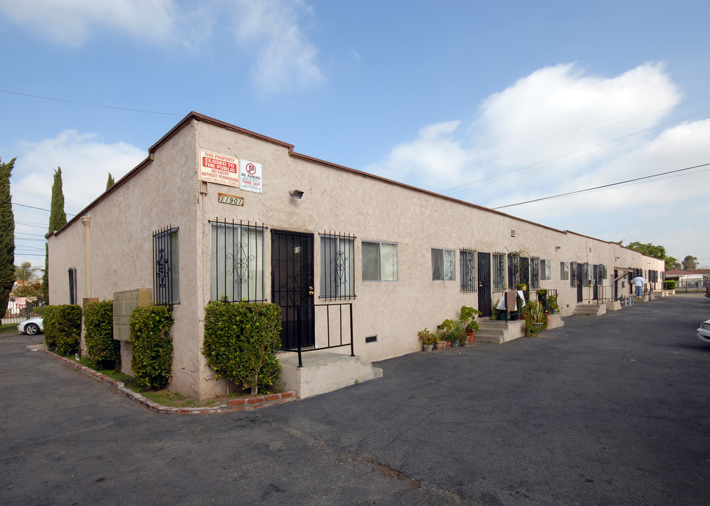 11901 S San Pedro St in Los Angeles, CA - Building Photo