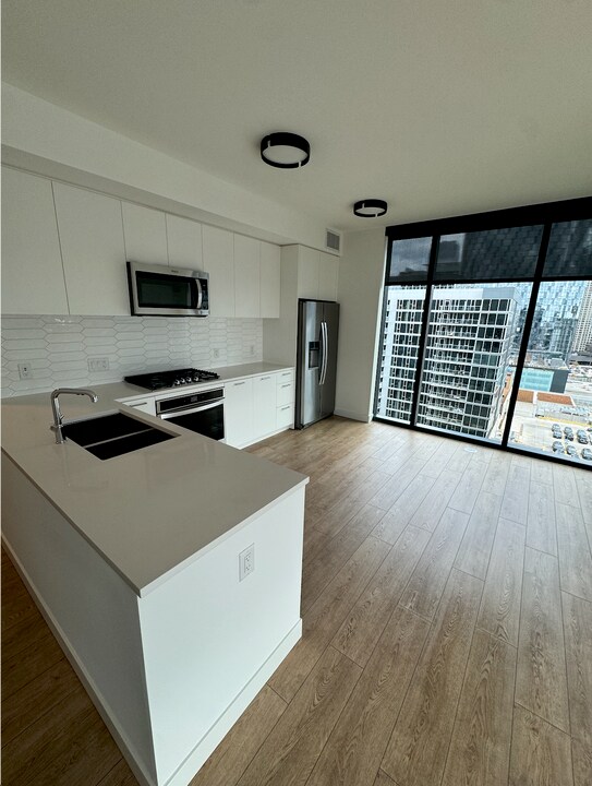 38 S Peoria St, Unit 507 in Chicago, IL - Building Photo