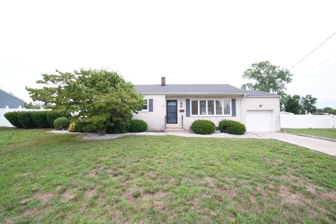 41 Herbert Ave in Spotswood, NJ - Building Photo