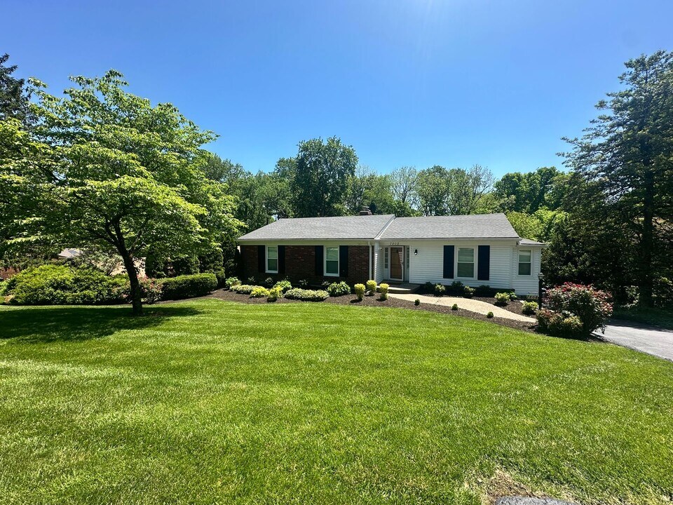 7808 Crown Top Rd in Louisville, KY - Building Photo