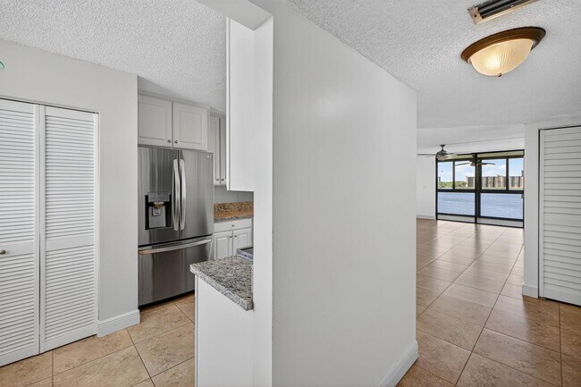 115 Lake Emerald Dr, Unit 403