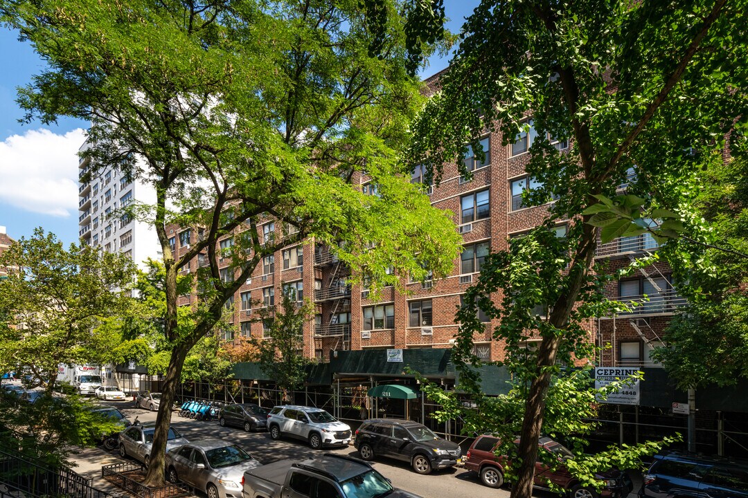 211 E 18th St in New York, NY - Building Photo