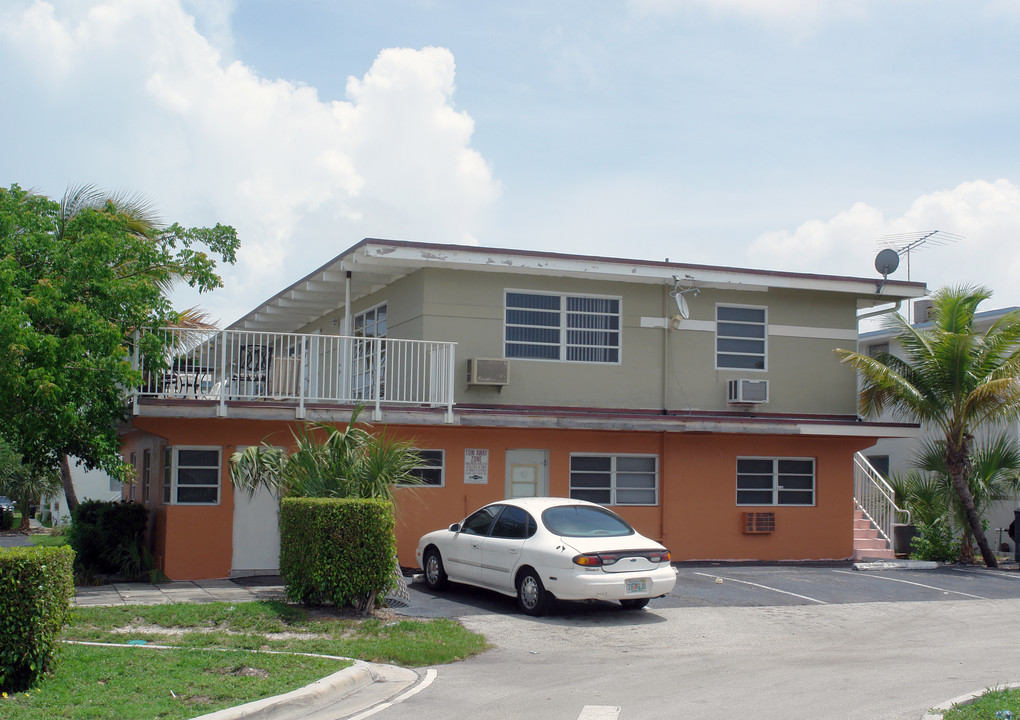 321 SE 15th Ave in Deerfield Beach, FL - Building Photo