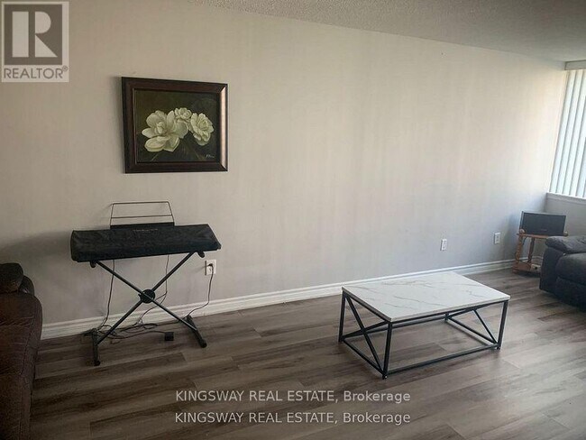 350-350 Webb Dr in Mississauga, ON - Building Photo - Building Photo