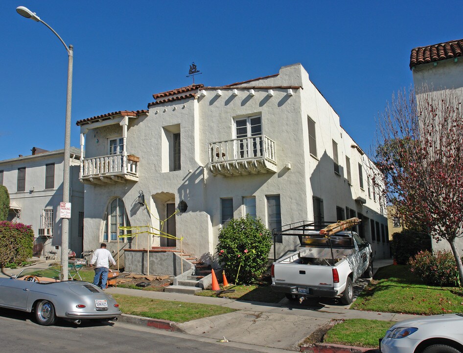 320 N Genesee Ave in Los Angeles, CA - Foto de edificio