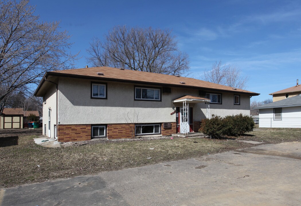 4741 Welcome Ave N in Crystal, MN - Foto de edificio