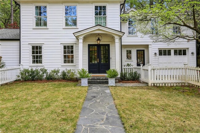 2415 Oldfield Rd NW in Atlanta, GA - Foto de edificio - Building Photo