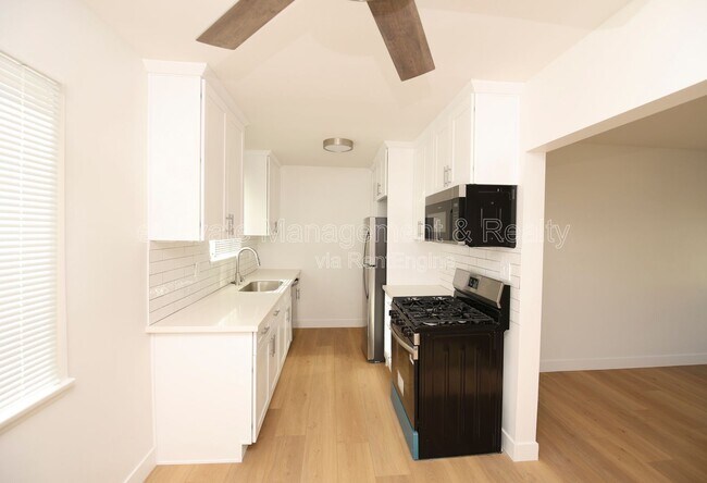 14115 Gilmore St in Los Angeles, CA - Building Photo - Building Photo
