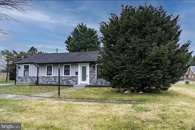 259 Pinecrest Dr in Harrisburg, PA - Building Photo - Building Photo
