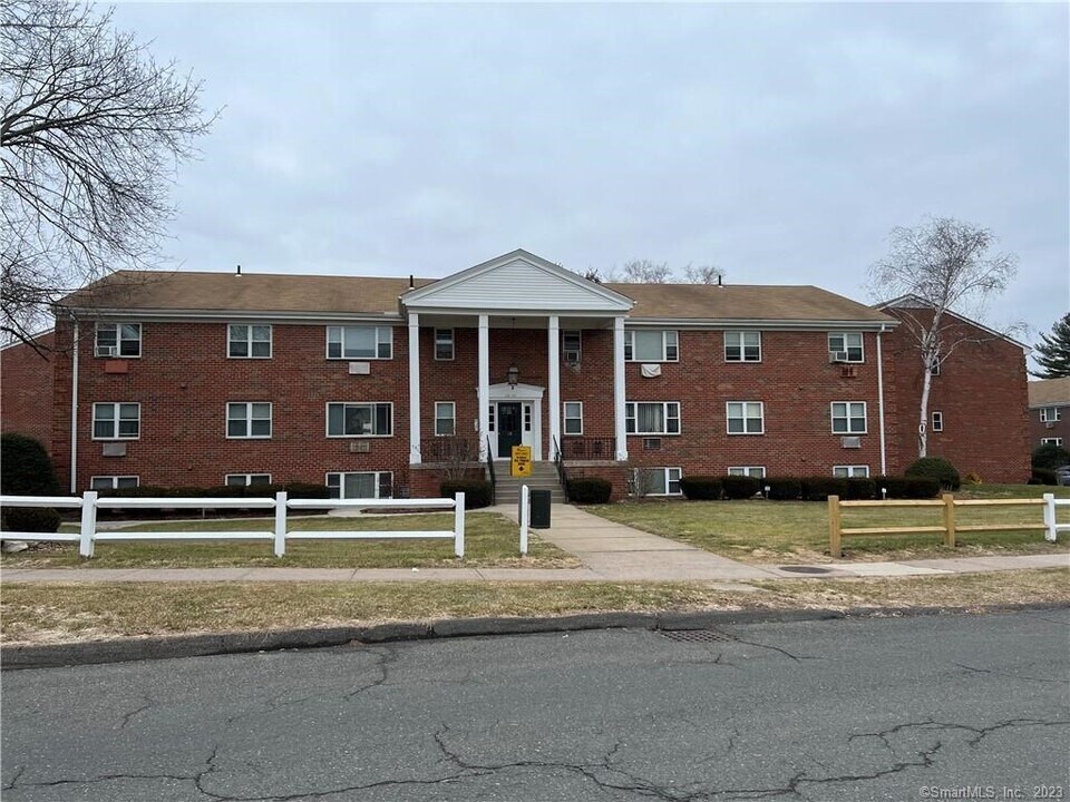 139 Regency Park Dr in Agawam, MA - Building Photo
