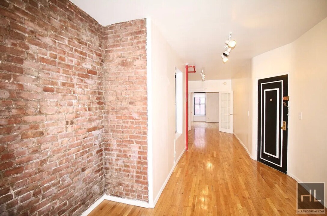 251 W 18th St-Unit -3E in New York, NY - Building Photo