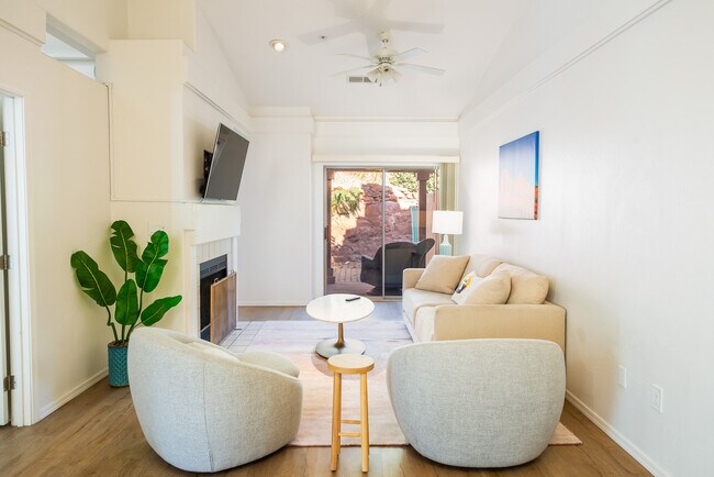 102 Pine Leaf Ln in Sedona, AZ - Foto de edificio - Building Photo