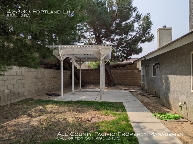 42330 Portland Ln in Lancaster, CA - Foto de edificio - Building Photo