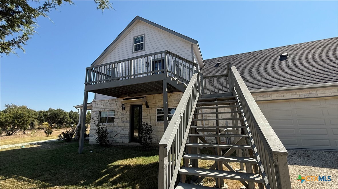 1911 CR 226 in Florence, TX - Foto de edificio