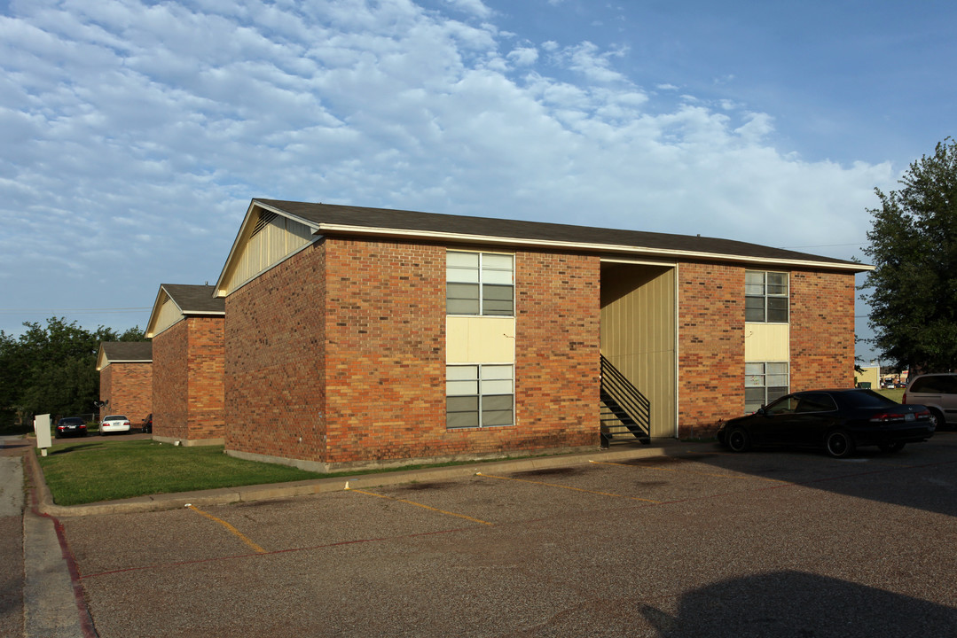 200 High School Dr in Waxahachie, TX - Building Photo