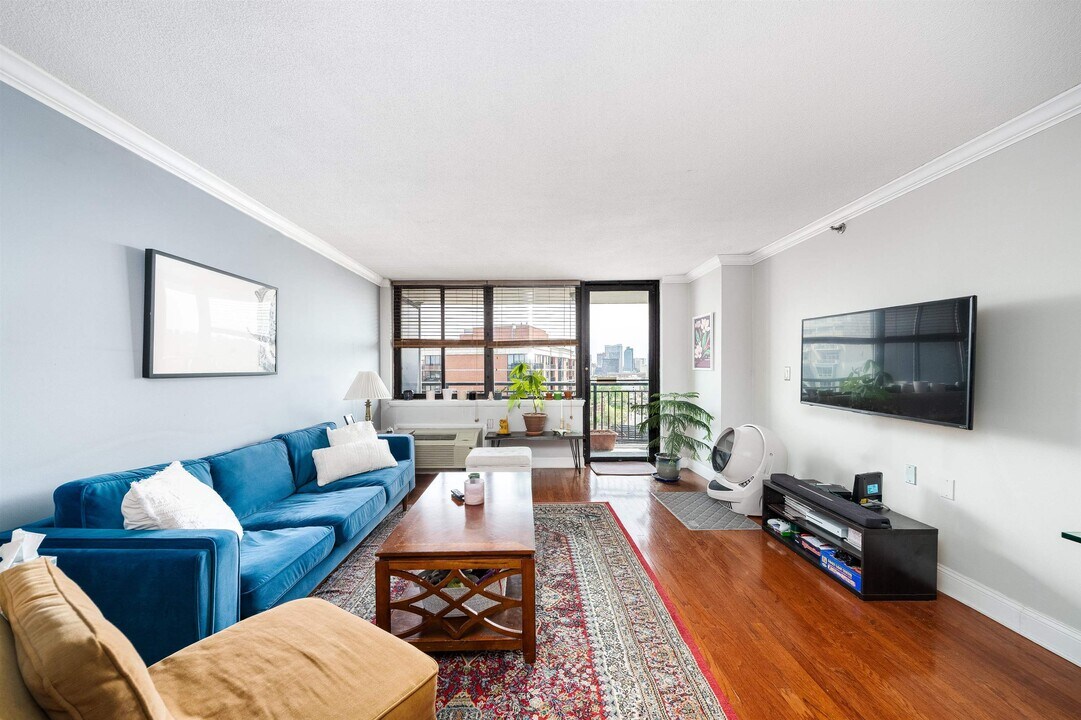 551 Observer Hwy in Hoboken, NJ - Building Photo