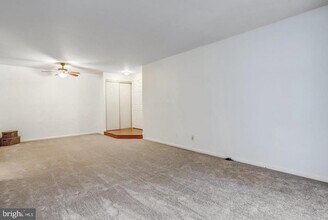 5912 Cove Landing Rd in Burke, VA - Building Photo - Building Photo