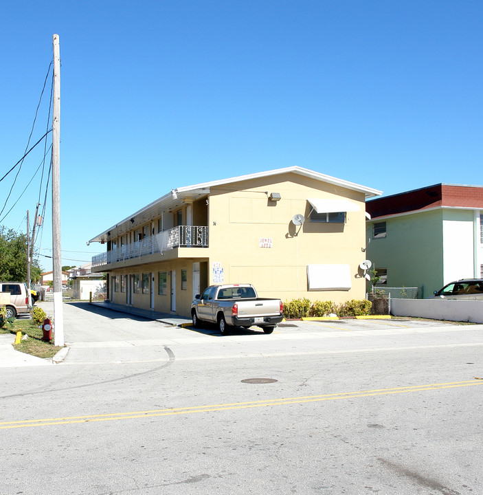 Hialeah Racetrack Apartments in Hialeah, FL - Building Photo