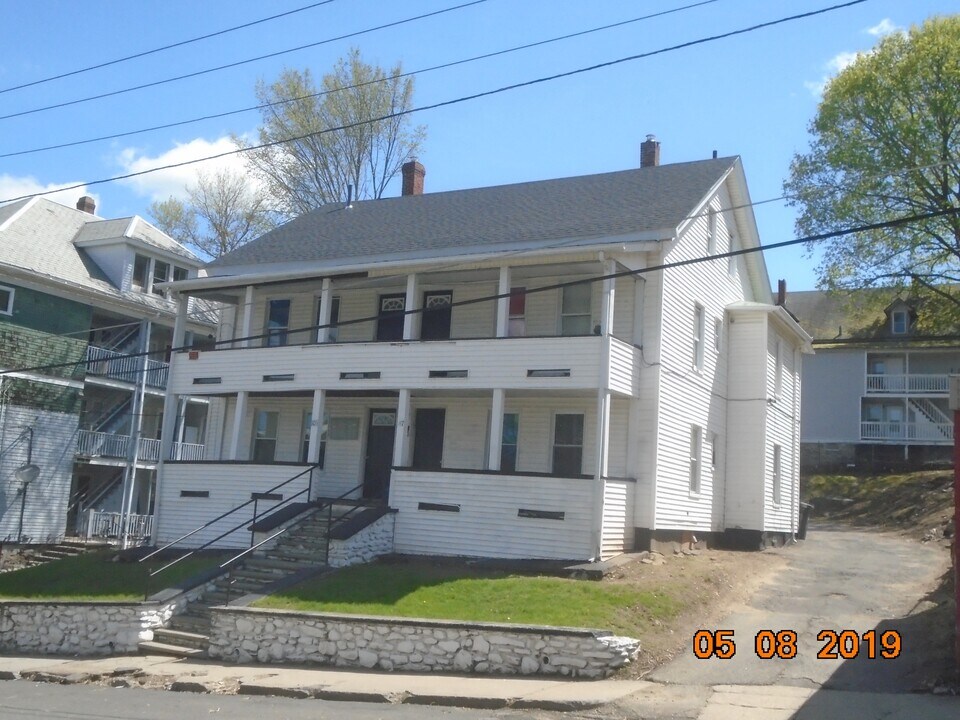 105-107 Cross St in Southbridge, MA - Foto de edificio