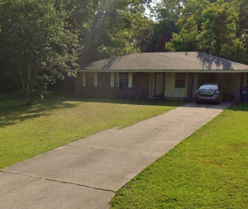 3030 Shirley Dr in Jennings, LA - Building Photo