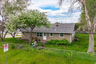 797 Greenway Ave N in St. Paul, MN - Foto de edificio - Building Photo