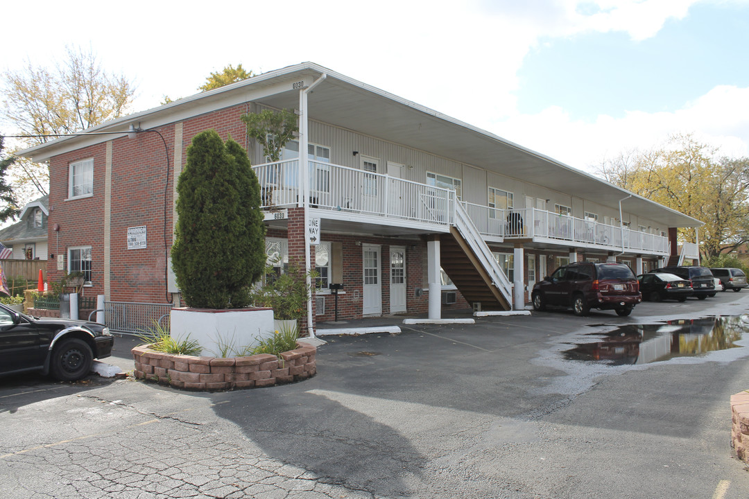 6030 Lenzi Ave in La Grange, IL - Foto de edificio