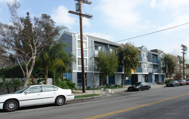 Royal Terrace Apartments in Van Nuys, CA - Building Photo - Building Photo