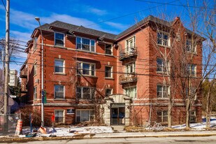 8031 Avon Ch in Montréal, QC - Building Photo