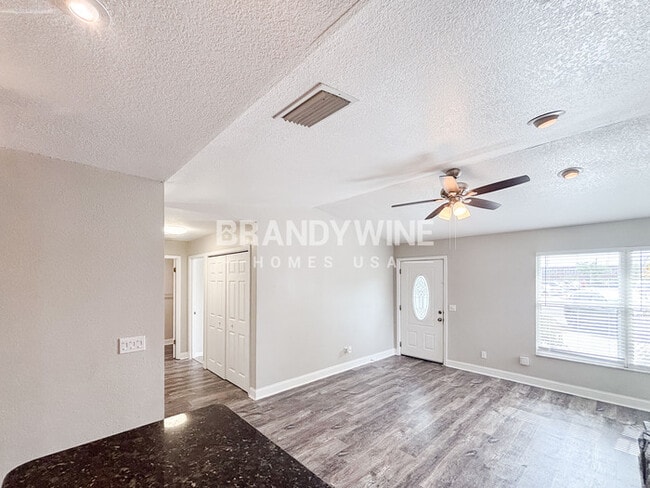 1016 36th St W in Bradenton, FL - Foto de edificio - Building Photo