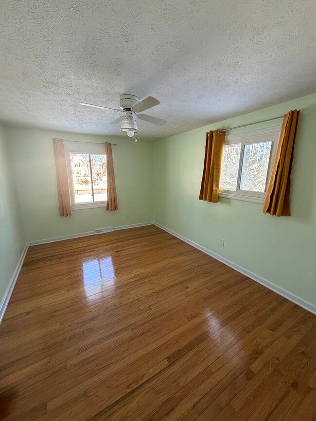 37910 Aurora Rd in Solon, OH - Building Photo - Building Photo