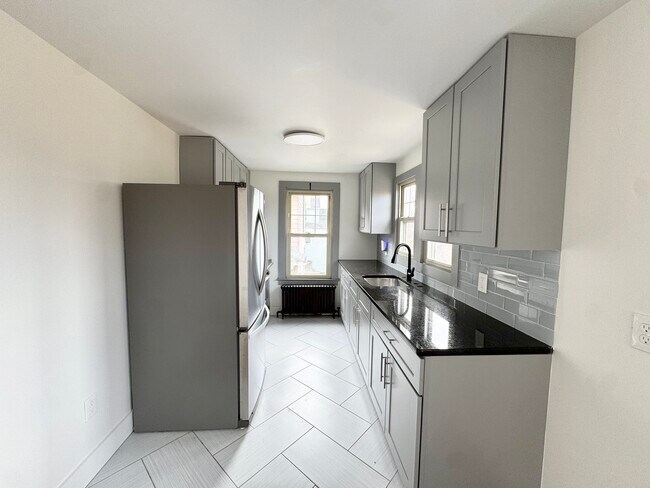 162 High St in Naugatuck, CT - Building Photo - Building Photo