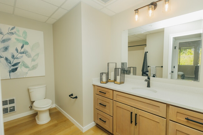 Rolling Meadows Apartments in Marquette, MI - Building Photo - Building Photo