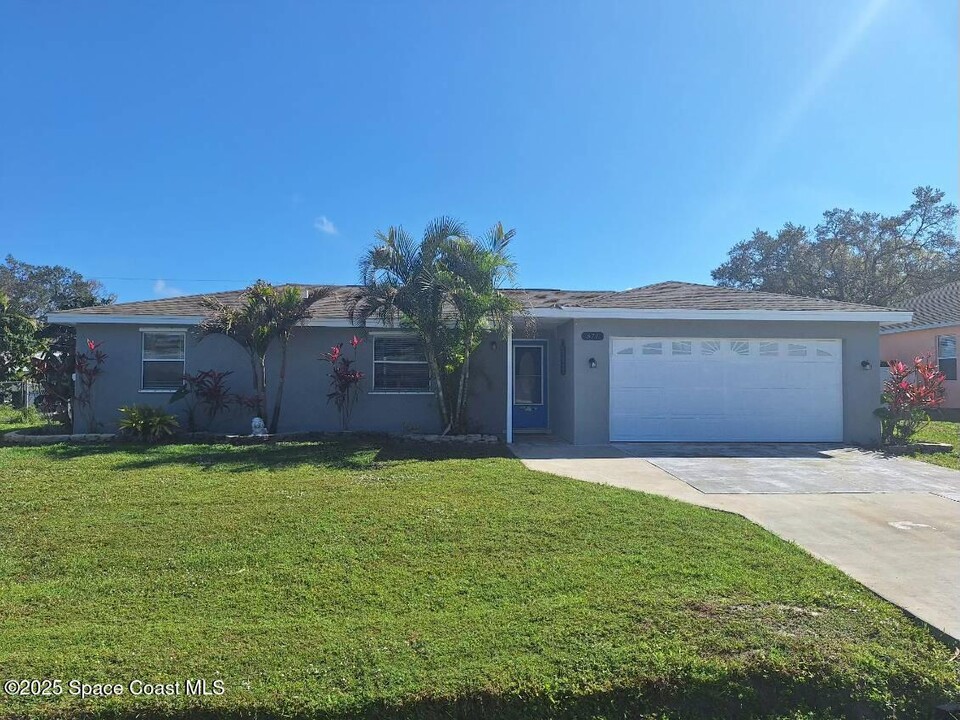 871 Hawaii Ave NW in Palm Bay, FL - Foto de edificio